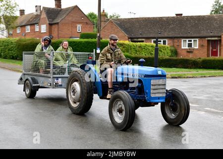 Tracteur conduit par Warwickshire YFC dans l'aide à la recherche sur le cancer et Len Eadon Memorial Fund Hook Norton Oxfordshire Angleterre royaume-uni Banque D'Images