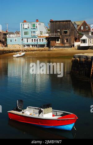 Un bateau rouge et bleu est amarré près des maisons de bord de mer de Rockport, une petite communauté de pêcheurs et de homard sur le cap Ann en Nouvelle-Angleterre Banque D'Images