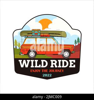 Illustration vectorielle de l'insigne avec automobile avec équipement de camping en bois et texte Wild Ride Profitez du voyage 2022 Illustration de Vecteur