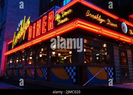 Les lumières au néon du Brooklyn Diner, à Midtown Manhattan, New York, sont illuminées pour attirer les clients dans le restaurant et le café Banque D'Images