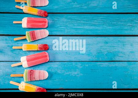 Crème glacée aux fruits colorés look frais à manger placé sur un vintage bleu Banque D'Images