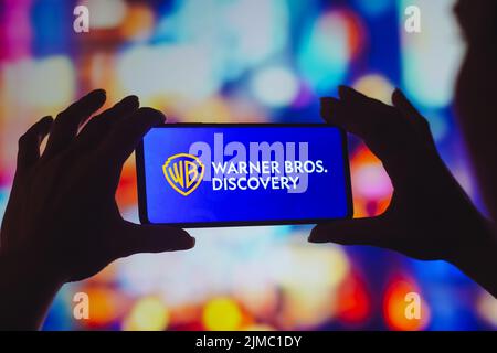 Dans cette illustration, le logo Warner Bros. Discovery s'affiche sur l'écran d'un smartphone. Banque D'Images