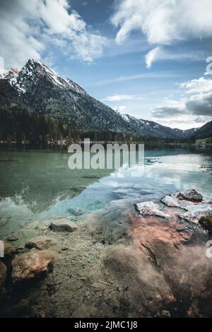 Paysage incroyable matin sur le lac Hintersee avec des sommets alpins reflétée sur l'eau. Banque D'Images