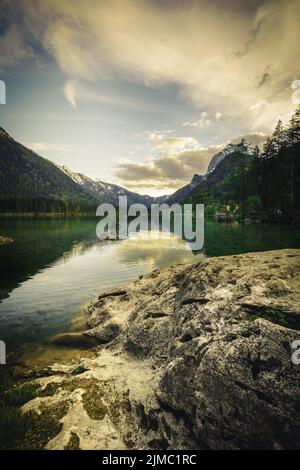 Paysage incroyable matin sur le lac Hintersee avec des sommets alpins reflétée sur l'eau. Banque D'Images