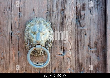 Portes avec heurtoir en forme de tête de lion Banque D'Images