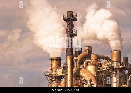 Usine industrielle avec fumoir, tubes, silos. Banque D'Images