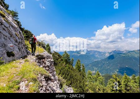 Les randonneurs marchent sur un sentier de montagne avec une vue magnifique à admirer. Banque D'Images
