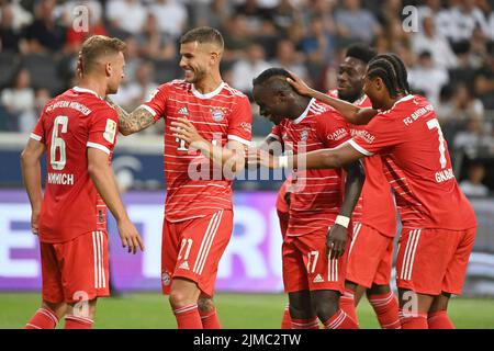 Francfort, Allemagne. 05th août 2022. Goaljubel collectif - de gauche:Joshua KIMMICH (FC Bayern Munich), Lucas HERNANDEZ (FC Bayern Munich), Sadio MANE (FC Bayern Munich), Alphonso DAVIES (FC Bayern Munich), Serge GNABRY (FC Bayern Munich), jubilation, joie, enthousiasme, action. Football 1st Bundesliga saison 2022/2023, 1st jumelage, matchday01, Eintracht Frankfurt - FC Bayern Munich on 5 août 2022, DEUTSCHE BANK PARK Frankfurt. ? Credit: dpa/Alay Live News Banque D'Images