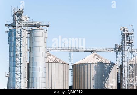 Installation de stockage des céréales et la production de biogaz Banque D'Images