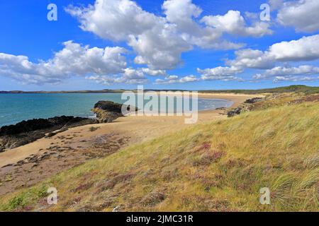 Malltraeth Bay et la plage de Traeth Penrhos depuis l'île de Llanddwyn, Ynys LLanddwyn, l'île d'Anglesey, Ynys mon, pays de Galles du Nord, ROYAUME-UNI. Banque D'Images