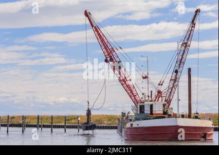 Bateau de dragage bleu marine Banque D'Images