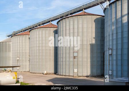 Installation de stockage des céréales et la production de biogaz Banque D'Images