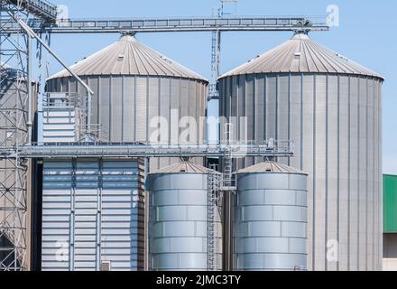 Installation de stockage des céréales et la production de biogaz Banque D'Images