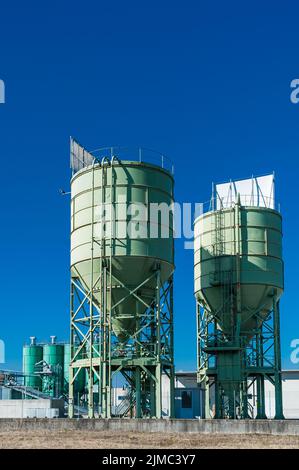 Deux silos pour la chaux Banque D'Images