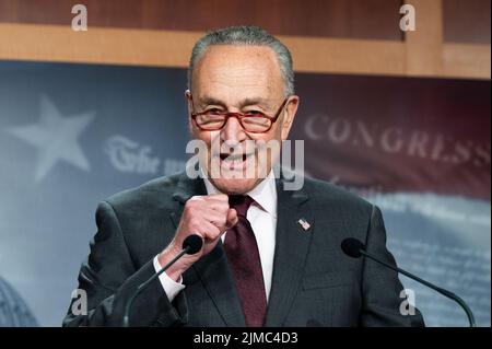 Washington, États-Unis. 05th août 2022. Le leader de la majorité au Sénat, Chuck Schumer (D-NY), parle de la Loi sur la réduction de l'inflation. Crédit : SOPA Images Limited/Alamy Live News Banque D'Images