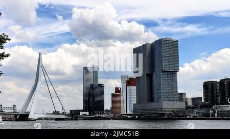 Une belle photo de la ligne d'horizon de Rotterdam avec le pont Erasmus aux pays-Bas Banque D'Images