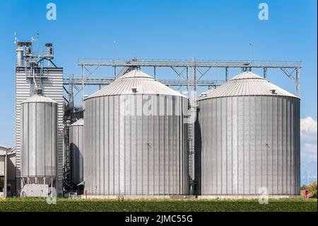 Les silos de stockage de produits agricoles (céréales) Banque D'Images