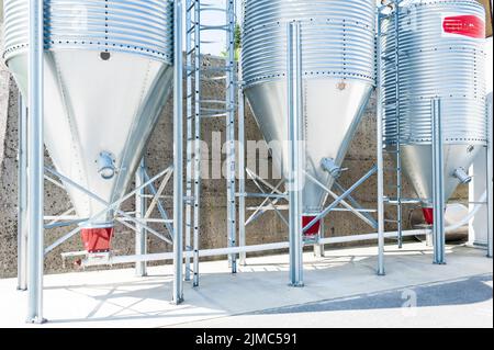 Silos en acier pour la farine. Banque D'Images