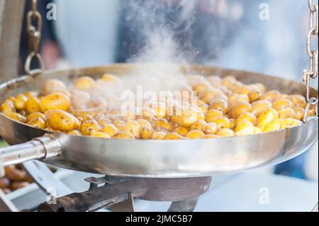 Pommes de terre nouvelles frit dans une casserole avec recette italienne : pommes salentina Banque D'Images