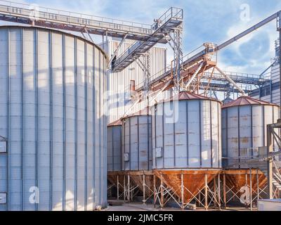 Installation de stockage des céréales et la production de biogaz Banque D'Images