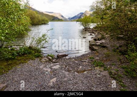 Vue sur le lac Llyn Padarn près de Llanberis, Snowdonia, Gwynedd, pays de Galles du Nord, Royaume-Uni, paysage, grand angle. Banque D'Images