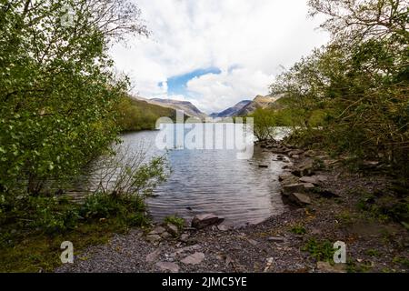 Vue sur le lac Llyn Padarn près de Llanberis, Snowdonia, Gwynedd, pays de Galles du Nord, Royaume-Uni, paysage Banque D'Images