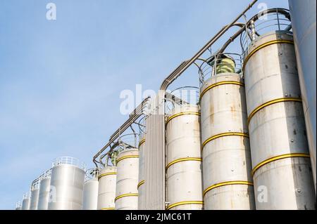 Silos industriels dans l'industrie chimique Banque D'Images