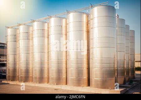 Réservoirs en acier inoxydable pour le vin Banque D'Images