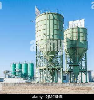 Deux silos pour la chaux Banque D'Images