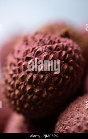 Fruits de litchi frais, gros plan, mise au point sélective. Banque D'Images