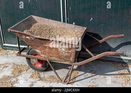 Ancienne brouette avec alimentation Banque D'Images