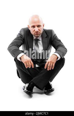 Homme d'affaires fatigué ou stressé dans la dépression assis plancher blanc isolé Banque D'Images