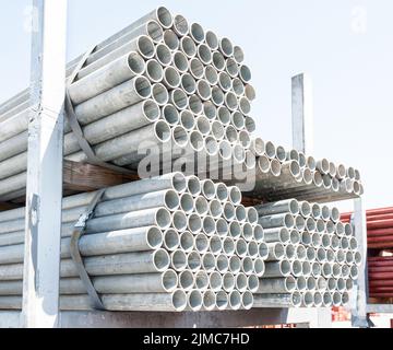 Pile de tuyaux en acier pour les échafaudages en stock. Banque D'Images