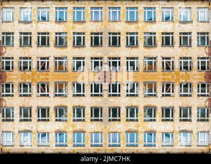 Les fenêtres sur l'ancien mur jaune avec plâtre réduit - une toile infinie, une texture sans couture de la photo. Banque D'Images