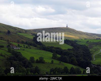 Vue sur stoodley brochet Moor et le monument de Calvaire West Yorkshire entouré de champs et d'arbres Banque D'Images