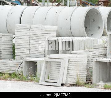 Différents types de béton préfabriqué pour les décharges Banque D'Images