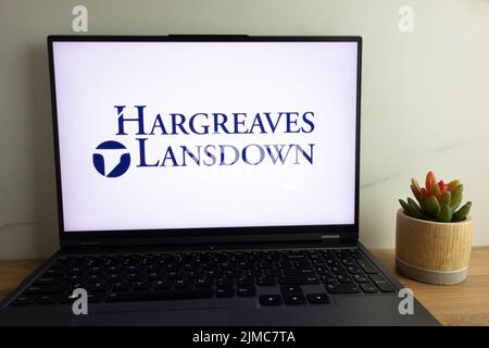 KONSKIE, POLOGNE - 04 août 2022: Hargreaves Lansdown plc logo de la société britannique de services financiers affiché sur l'écran d'un ordinateur portable Banque D'Images