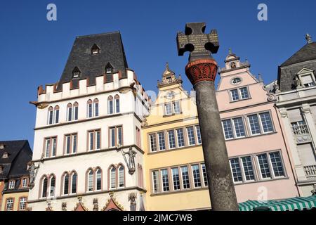 Trèves - croix de marché en face de la rangée historique de maisons, Allemagne Banque D'Images