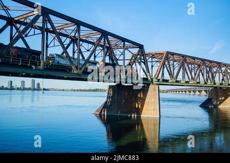 Le pont historique Victoria, qui traverse le fleuve Saint-Laurent, est une importante ligne de circulation ferroviaire entre Montréal et Halifax. Banque D'Images