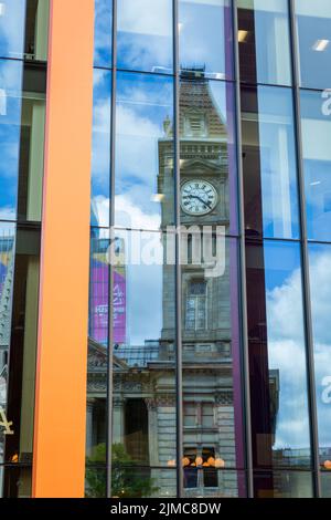 La tour de l'horloge de Chamberlain Square, Birmingham UK se reflète dans un bâtiment moderne de verre à proximité. 2022 Banque D'Images