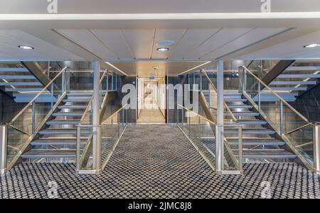 Suite chalets et escaliers sur le pont 9 de Hurtigrutens MS Fridtjof Nansen au large de la côte du Groenland le 22 juillet 2022 Banque D'Images