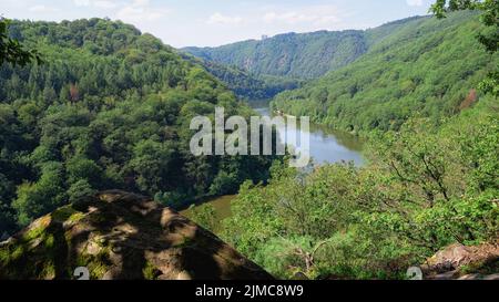 Mettlach - boucle de Saar (Saarschleife), vue depuis le sentier vers la vallée de Saar, en Allemagne Banque D'Images