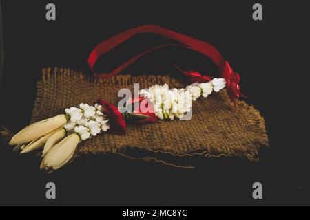 Sélection de foyer Thai traditionnel jasmin guirlande. Symbole de la fête des mères en thaïlande, pour offrir le moine ou bouddha en arrière-gro foncé Banque D'Images