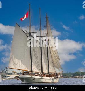 Grand navire Empire Sandy arrive à Cleveland, Ohio, États-Unis pendant le festival des grands navires, 7 juillet 2022. Banque D'Images