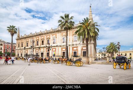 Calèche touristique dans les rues de Séville, Espagne Banque D'Images