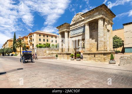 La rue sur laquelle la porte Puerta del Puente à Cordoue, Andalousie, Espagne Banque D'Images