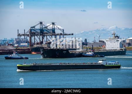 Europoort, Port de Rotterdam, le cargo en vrac Hero, chargé de marchandises en vrac, de minerai, de charbon, est remorqué jusqu'au quai, Europoort C.V. Terminal, pays-Bas, Banque D'Images