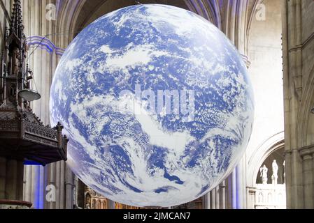 Gaia Terre par Luc Jerram à l'église Saint-Jean-Baptiste Banque D'Images