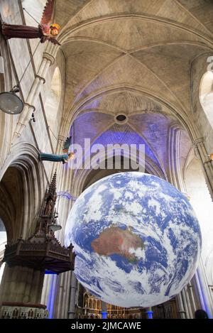 Gaia Terre par Luc Jerram à l'église Saint-Jean-Baptiste Banque D'Images