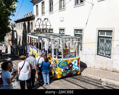 Tram, Elevador da Gloria, quartier de Chiado, Lisbonne, Portugal Banque D'Images